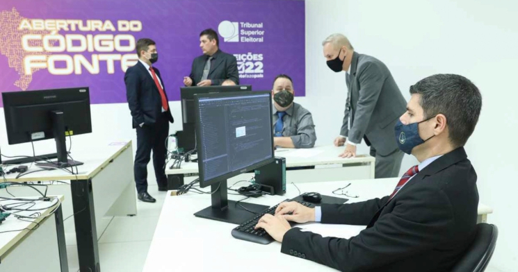 Técnicos da Polícia Federal iniciam inspeção dos códigos-fonte da urna eletrônica