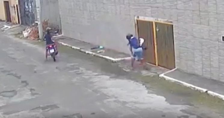 Revoltante: bandidos audaciosos humilham e agridem trabalhadora na Zona Leste de Manaus; veja vídeo