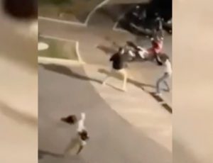 Trabalhador "sai no soco" contra três bandidos que queriam roubar moto; veja vídeo