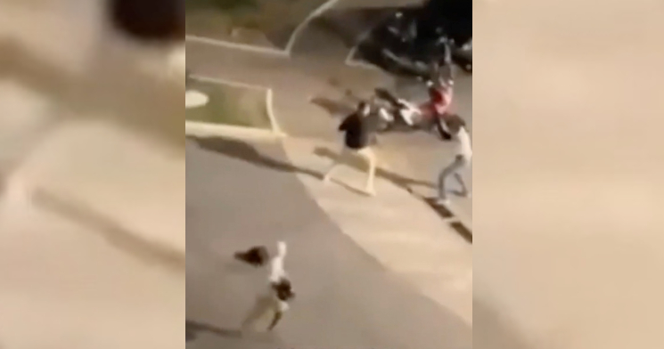 Trabalhador “sai no soco” contra três bandidos que queriam roubar moto; veja vídeo