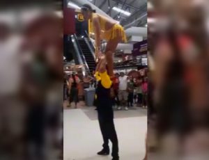 Bailarina cai de cabeça durante apresentação para inauguração de loja; veja vídeo