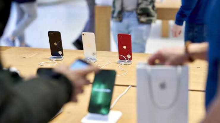 Ministério da Justiça suspende venda de iPhone sem carregador