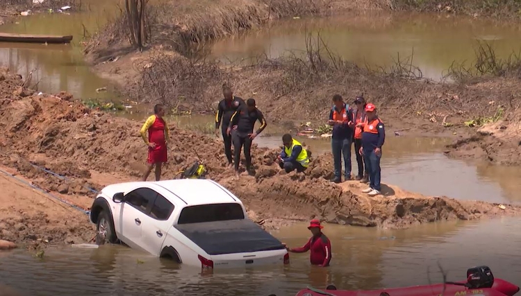 Buscas por mais vítimas no desabamento de ponte na BR-319 continuam e carros são retirados do rio