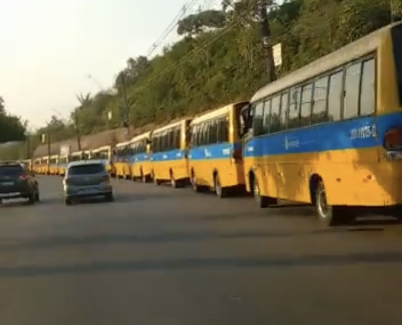 “Amarelinhos” deixam população na mão e fecham avenidas em greve na zona Leste de Manaus; veja vídeo