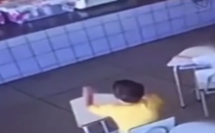 Assistente de professor é flagrado batendo em criança na creche; veja vídeo