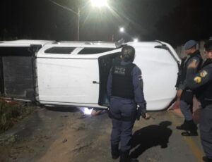 Após perder o controle e capotar carro, motorista é assaltado no ramal da Prainha; veja vídeo