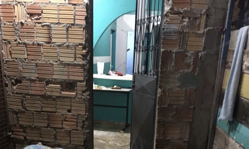 “Se correr é pior”: casal é executado por facção na frente da própria casa na Compensa