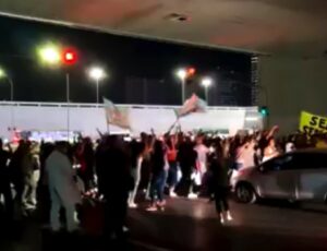 Enfermeiros protestam contra Ministro Roberto Barroso após suspensão piso salarial da categoria