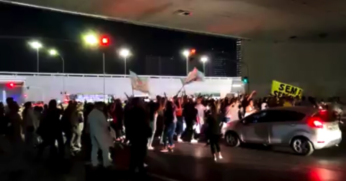 Enfermeiros protestam contra Ministro Roberto Barroso após suspensão de piso salarial da categoria
