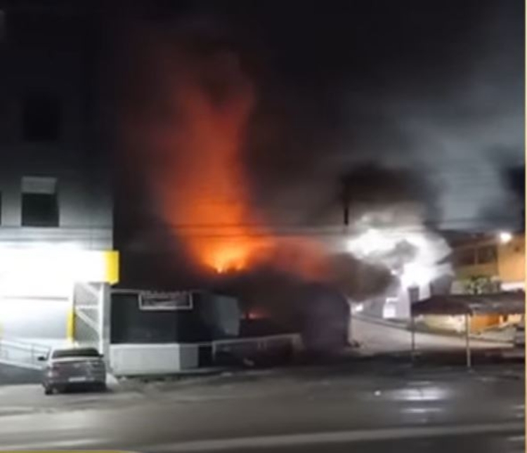 Explosão destrói distribuidora e apavora moradores em Rio Preto da Eva