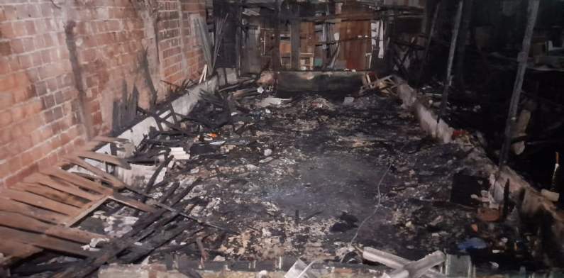 Crianças deixadas sozinhas tentavam acender fogão quando incêndio começou, afirmam vizinhos