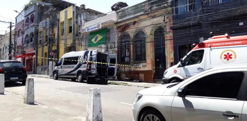 Granada de fabricação caseira é encontrada em prédio abandonado no Centro de Manaus