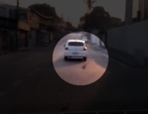 Motorista é flagrado poluindo as ruas de Manaus com 'santinhos' de candidatos do PT; veja vídeo