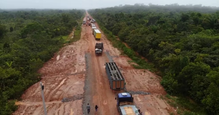 Colisão entre carro e caminhão deixa um morto e 5 feridos na BR-319
