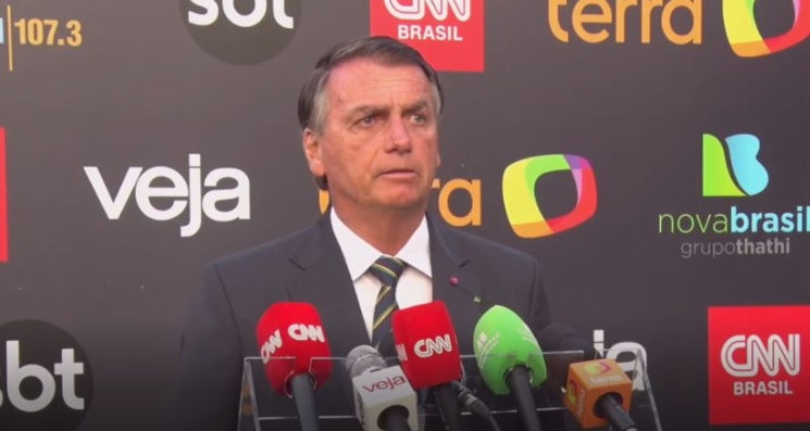 Bolsonaro diz que Lula fugiu de debate e compara ausência de petista com a facada de 2018; veja vídeo