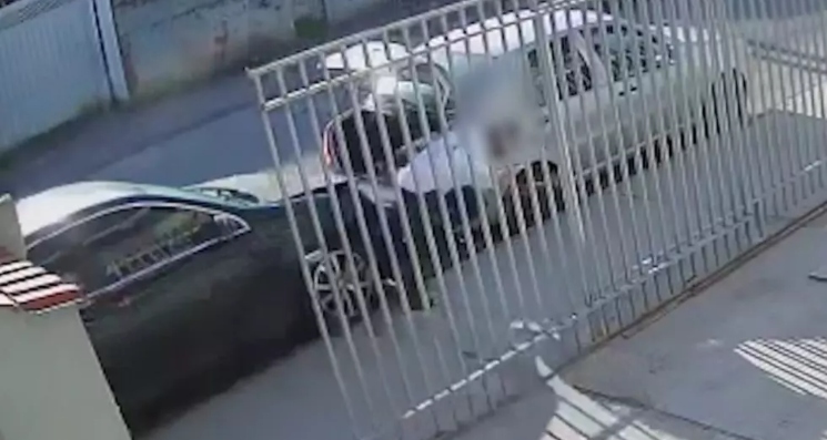 Jovem escapa por pouco de ser atropelado; veja vídeo