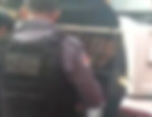 Preso se solta de camburão de viatura e acerta rosto de PM com barra de ferro