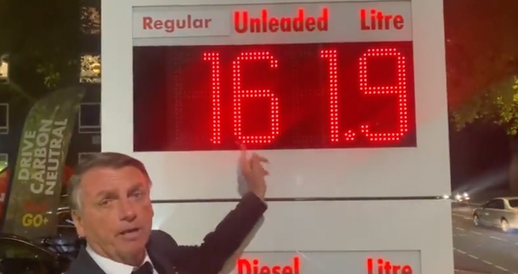 Em Londres, presidente Bolsonaro compara preço da gasolina e mostra vantagem do valor no Brasil; veja vídeo