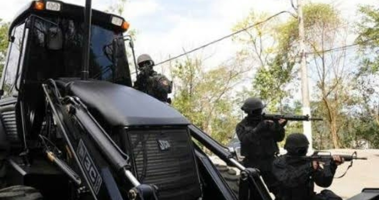 Retroescavadeira vira no novo “Caveirão” da ‘Tropa de Elite’ para enfrentar traficantes no RJ; veja vídeo