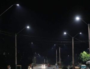 Instalação de luminárias LED começa a acabar com a escuridão no interior do Amazonas