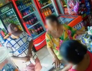 Durante assalto a comércio, bandido não poupa nem as moedas de idosa; veja vídeo