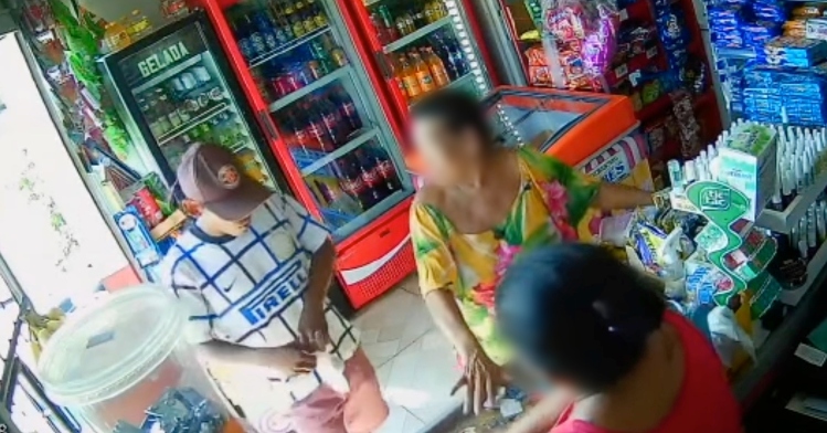 Durante assalto a comércio, bandido não poupa nem as moedas de idosa; veja vídeo