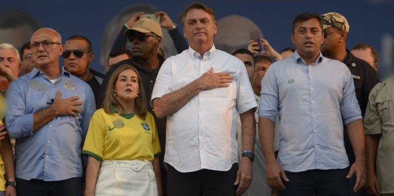 Bolsonaro declara apoio à reeleição de Wilson Lima, em comício em Manaus