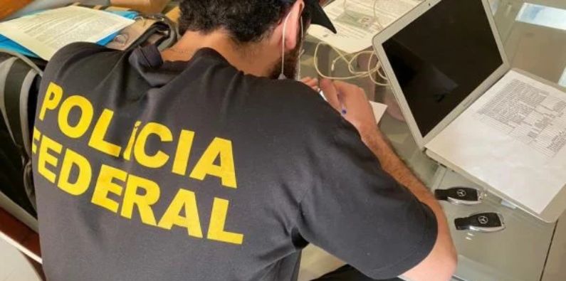 Médico de 73 anos é preso por divulgar vídeo de abuso infantil na web