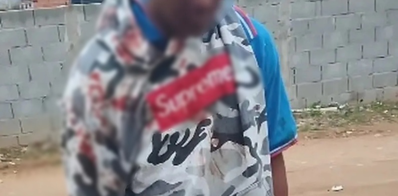 Homem que atraia criança com doce para cometer estupro é preso após ser espancado pela população