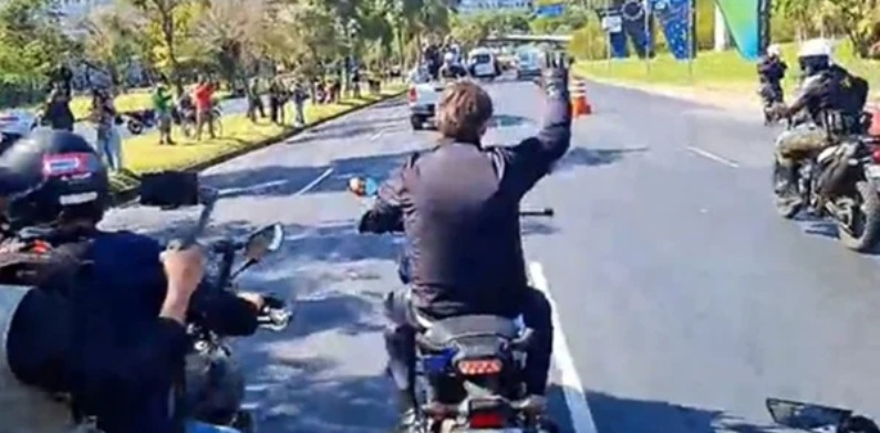 Bolsonaro chega ao Rio e participa de motociata antes de novo ato; veja vídeo