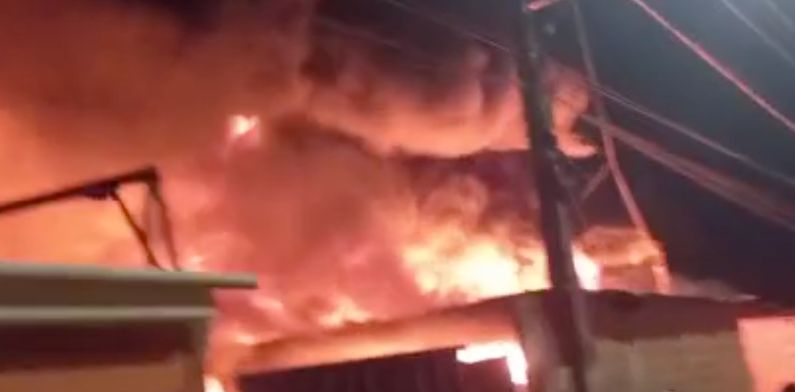 Urgente: incêndio de grandes proporções atinge fábrica de reciclagem no Monte das Oliveiras; veja vídeo