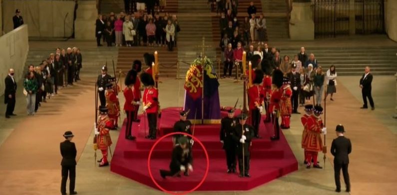 Guarda real viraliza após desmaiar durante velório de rainha Elizabeth II; veja vídeo