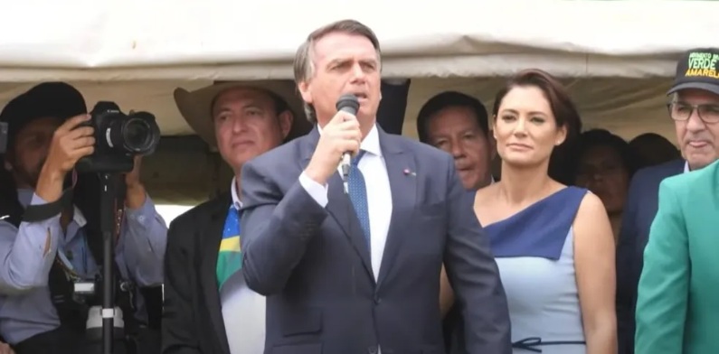 Bolsonaro discursa na Esplanada: “Mal não voltará à cena do crime”; veja vídeo