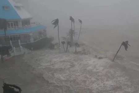 Após destruir Flórida, Furacão Ian causa apagão e deixa mais de 2 milhões de pessoas no escuro; veja vídeo