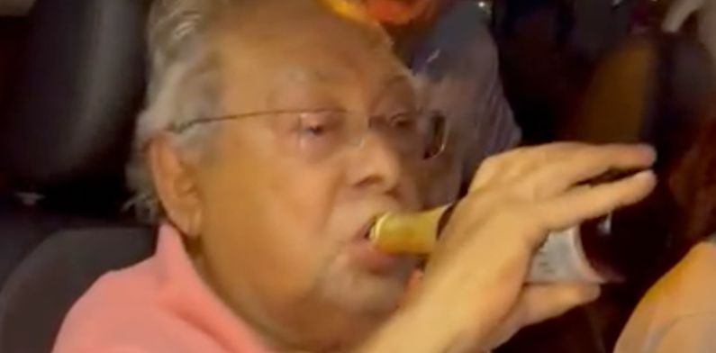 Amazonino reaparece tomando cerveja no “bico” comemorando o que não aconteceu; veja vídeo