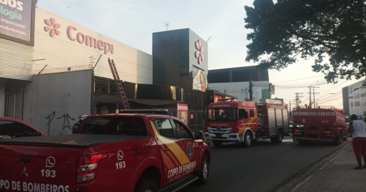 Loja da Comepi pega fogo na zona Leste de Manaus; veja