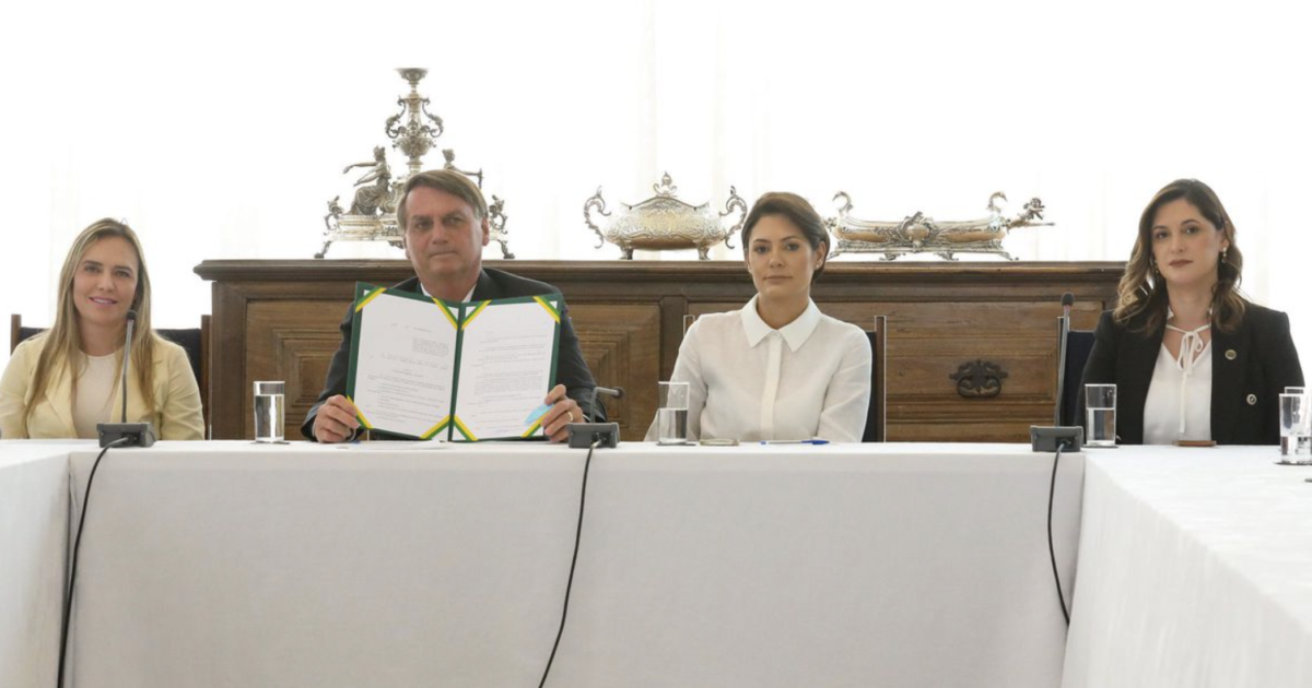 Bolsonaro sanciona lei que estimula geração de emprego para mulheres