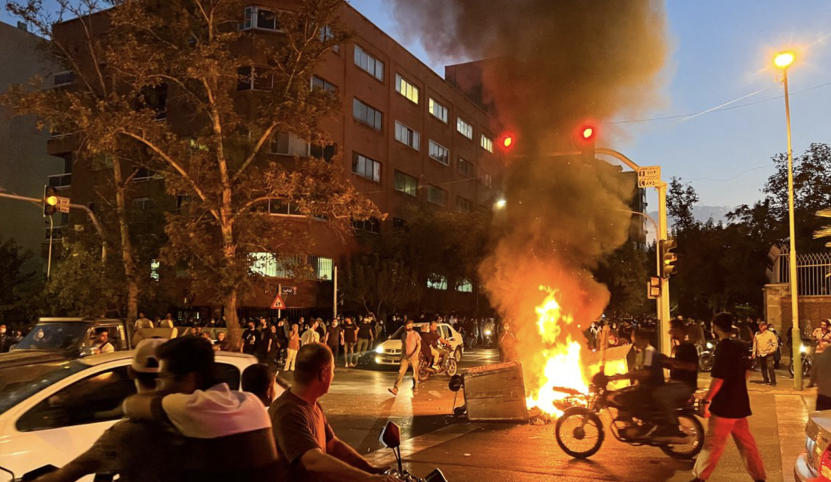Forças do Irã entram em confronto com manifestantes pelo assassinato da jovem Amini