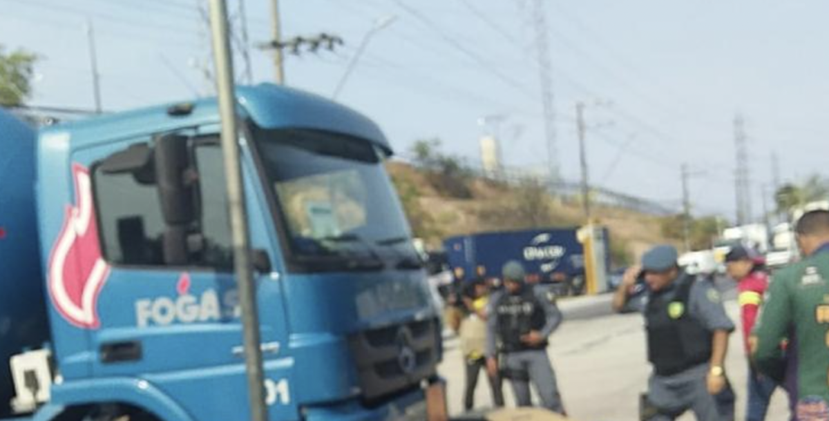 Urgente: motoqueiro é esmagado por caminhão da Fogás no Distrito; imagens fortes