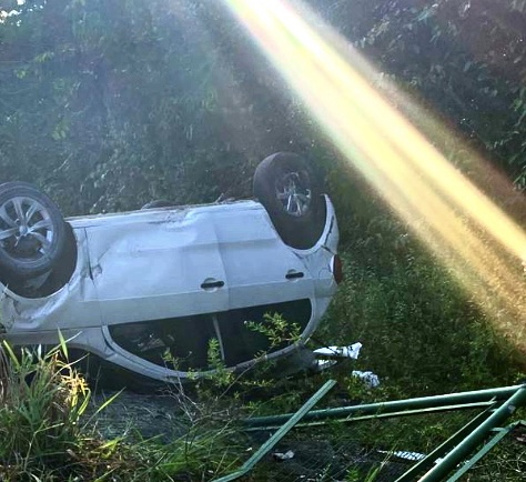 Carro cheio de crianças capota em grave acidente no bairro Cidade de Deus; veja vídeo