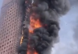 Incêndio atinge arranha-céu de mais de 200 metros de altura; veja vídeo