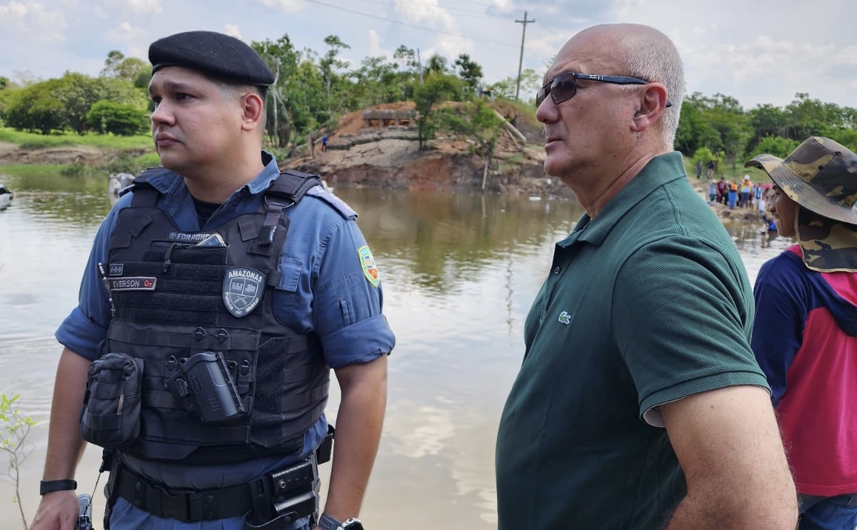 Coronel Menezes faz vistoria na ponte que desmoronou na BR-319