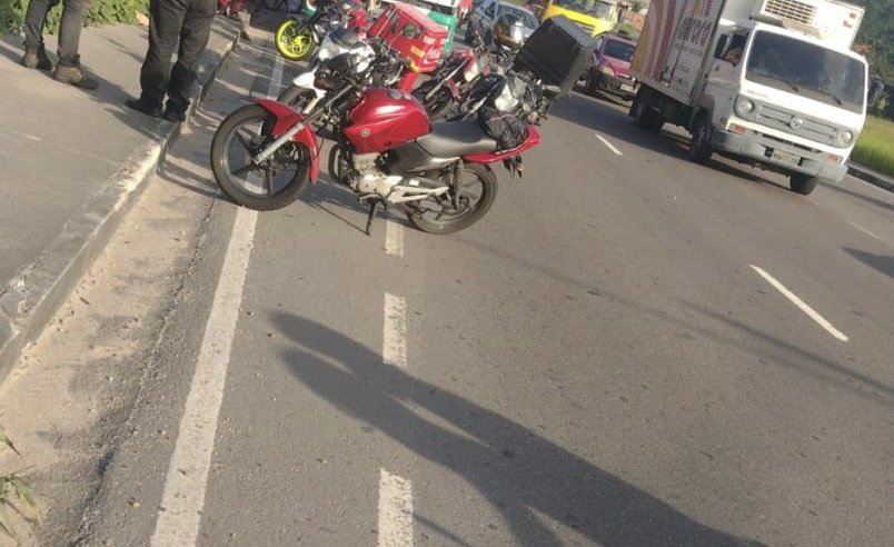 Motoqueiro quase tem perna arrancada durante ‘racha’ na Zona Norte de Manaus