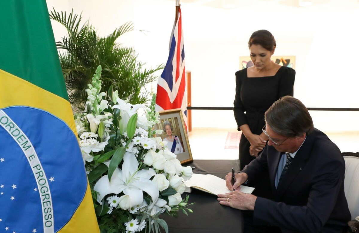 Presidente Bolsonaro assina livro de condolências pela morte da rainha Elizabeth II