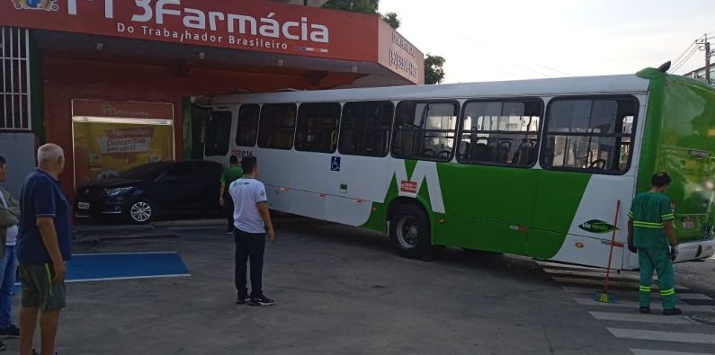 Ônibus invade farmácia após colidir com micro-ônibus no bairro Alvorada; veja vídeo