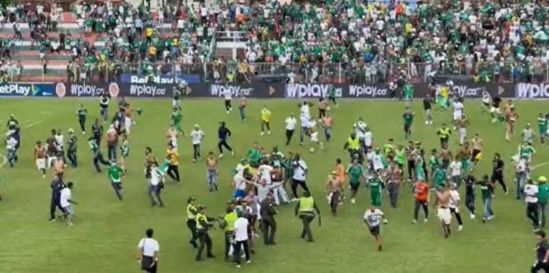Torcida enfurecida invade campo e agride técnico e jogadores em partida; veja vídeo