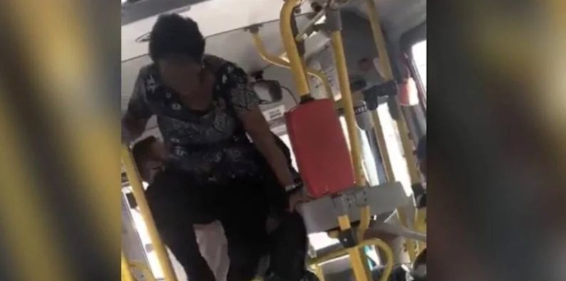 Idosa viraliza na internet após pular borboleta para fugir de briga em busão; veja vídeo