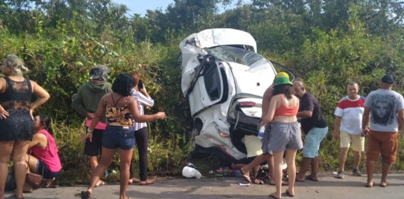 “Ai meu Deus o homem tá morto lá”, diz mulher ao ver cena de acidente na AM-010; veja vídeo