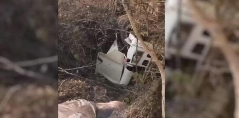 Tragédia familiar: Carreta cai de ribanceira, mata casal e filha de 3 anos; veja vídeo