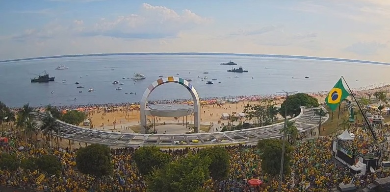 De verde e amarelo, milhares de pessoas se reúnem na Ponta Negra para comemorar o 7 de setembro